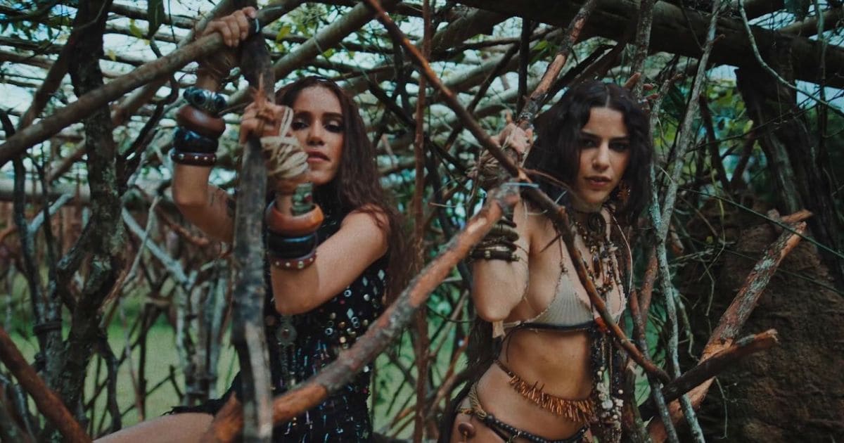 Anitta lança clipe duplo com Marina Sena
